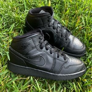 CLEAN Air Jordan 1 Mid size 6 Womens Black Leather shoes